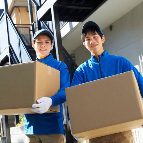 荷物を運ぶ男性スタッフ