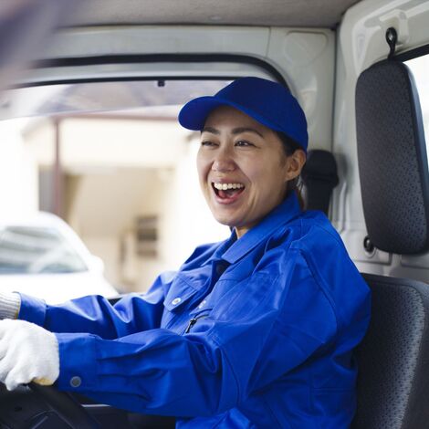 トラックを運転する女性スタッフ